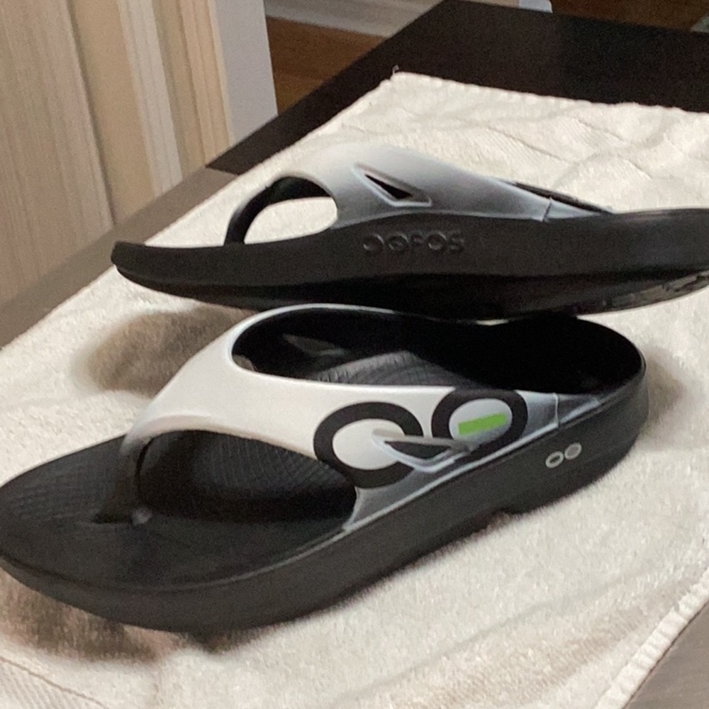 Oofos sandals EUC size 43 or men’s 10 or women’s 12